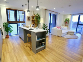 Pass the Keys Northern Qtr Corner Flat With Balcony City Views